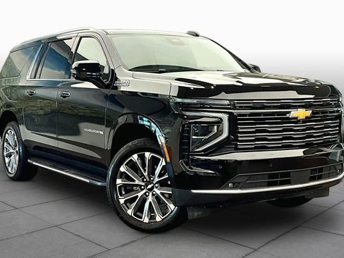 Used 2025 Chevrolet Suburban High Country w/ Sun And Tow Package AWD/4WD image 3