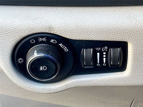 Used 2018 Chrysler Pacifica Touring-L image 10