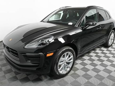 Certified 2025 Porsche Macan image 1