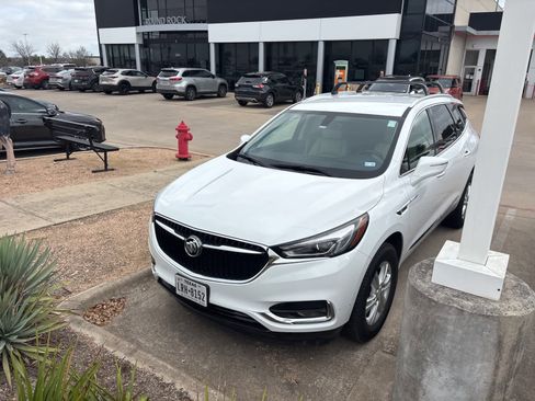 Used 2018 Buick Enclave Essence image 1