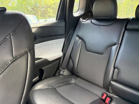Used 2025 Jeep Compass Latitude AWD/4WD image 39