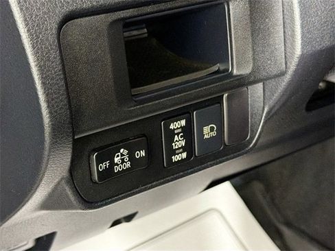 Used 2018 Toyota Tacoma TRD Sport w/ Technology Package image 10