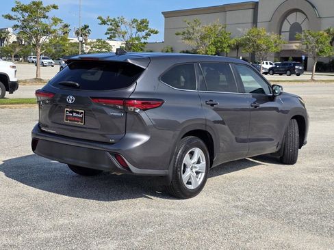 Used 2023 Toyota Highlander LE AWD/4WD image 5