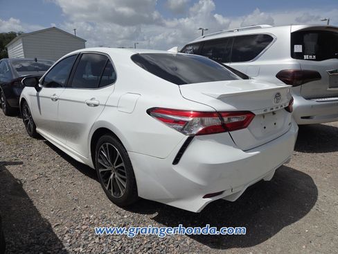 Used 2020 Toyota Camry SE FWD image 9