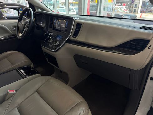 Used 2016 Toyota Sienna XLE w/ XLE Navigation Package FWD image 32