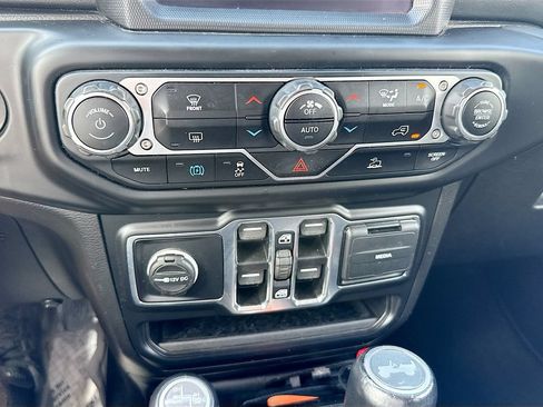 Used 2021 Jeep Wrangler Unlimited Sahara AWD/4WD image 17