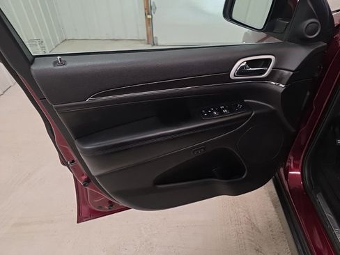 Used 2018 Jeep Grand Cherokee Limited image 12
