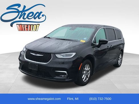 Used 2024 Chrysler Pacifica Touring-L image 1