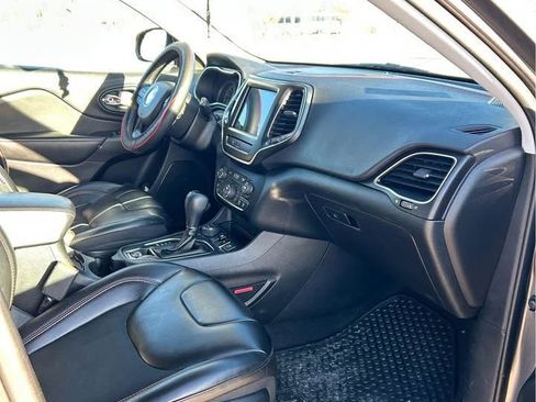 Used 2019 Jeep Cherokee Trailhawk image 5