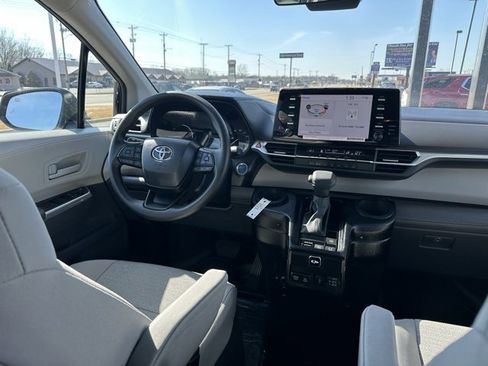 Used 2024 Toyota Sienna LE image 15