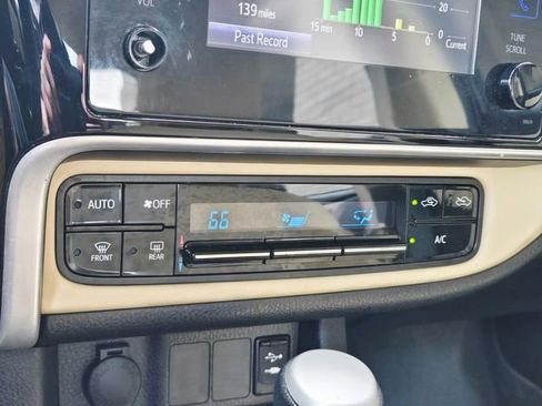 Used 2017 Toyota Corolla LE image 25