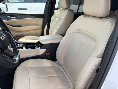 Used 2023 Jeep Grand Cherokee Limited w/ Luxury Tech Group II AWD/4WD image 28