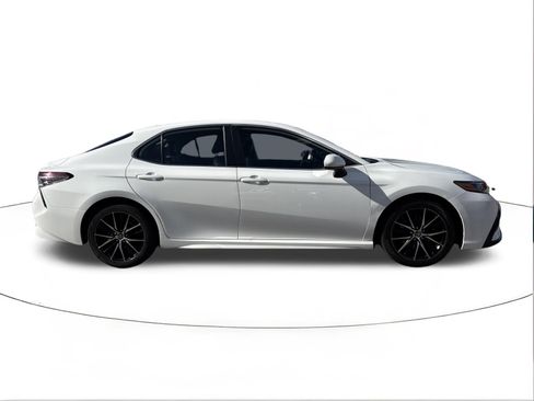 Used 2021 Toyota Camry SE FWD image 2