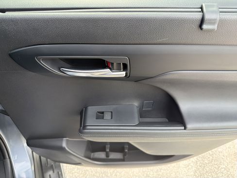 Used 2022 Toyota Highlander XLE FWD image 18