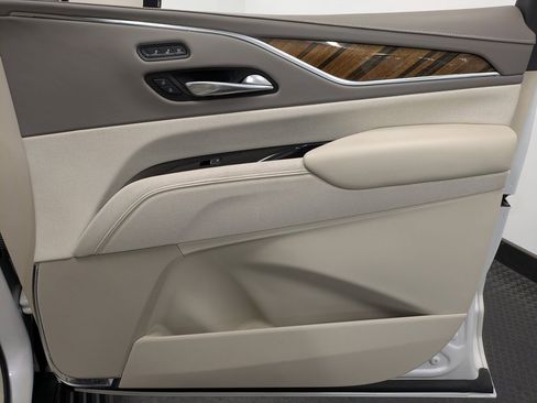 Used 2022 Cadillac Escalade Premium Luxury Platinum image 28
