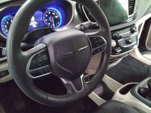 Used 2024 Chrysler Pacifica Touring-L image 26