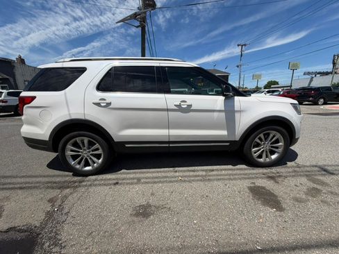 Used 2018 Ford Explorer XLT w/ Equipment Group 202A AWD/4WD image 5