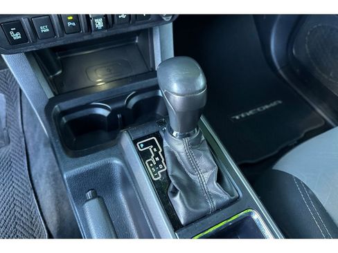 Used 2020 Toyota Tacoma 2WD Double Cab image 22
