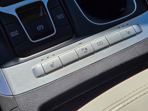 Used 2024 Kia Carnival LX FWD image 21