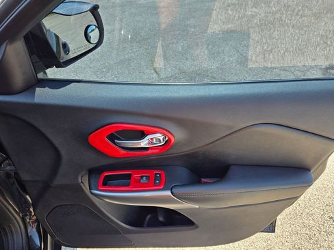 Used 2019 Jeep Cherokee Latitude w/ Popular Appearance Group FWD image 23