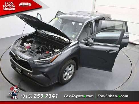 Used 2024 Toyota Highlander LE AWD/4WD image 40