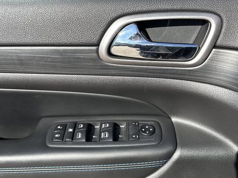 Used 2019 Jeep Grand Cherokee Laredo image 18