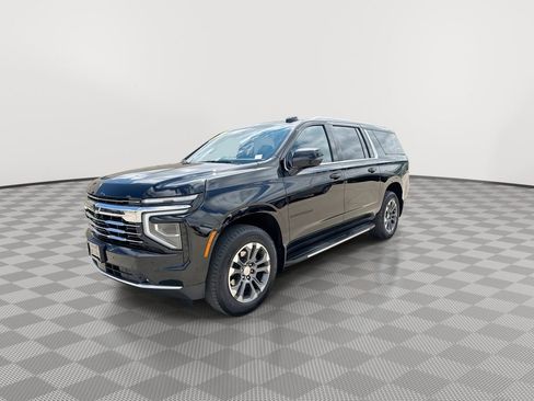 Used 2025 Chevrolet Suburban LT w/ Comfort Package AWD/4WD image 6
