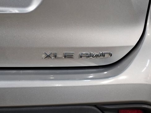Used 2024 Toyota Highlander XLE image 39