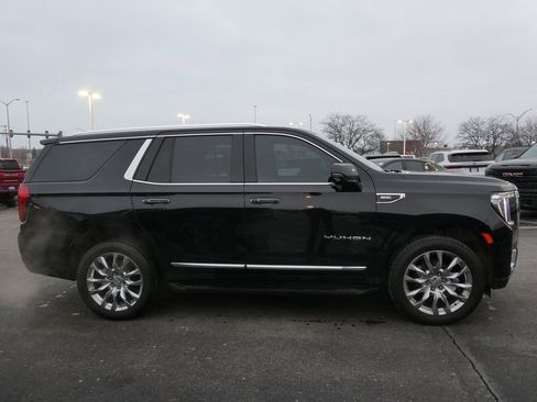Used 2022 GMC Yukon SLT w/ SLT Premium Package image 2