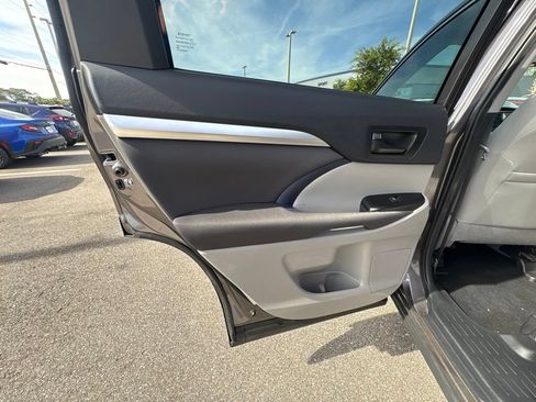 Used 2019 Toyota Highlander LE FWD image 14