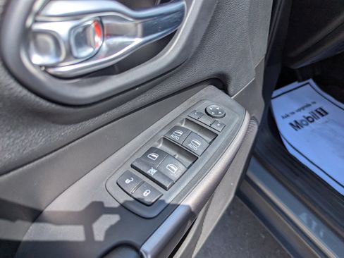 Used 2019 Jeep Cherokee Latitude Plus w/ Cold Weather Group AWD/4WD image 11