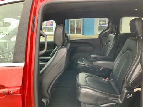 Used 2025 Chrysler Pacifica Select image 19