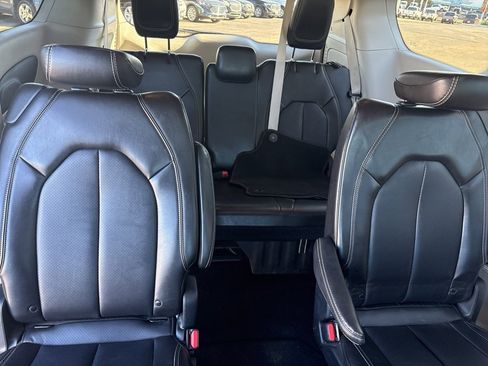 Used 2024 Chrysler Pacifica Touring-L image 9