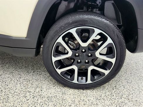 Used 2018 Jeep Compass Limited w/ Navigation Group AWD/4WD image 9
