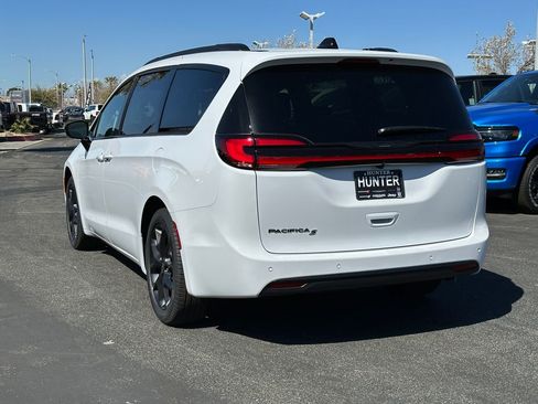 New 2026 Chrysler Pacifica Select image 4