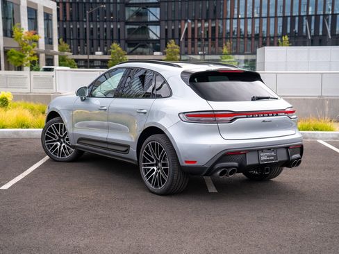 Certified 2024 Porsche Macan AWD/4WD image 3