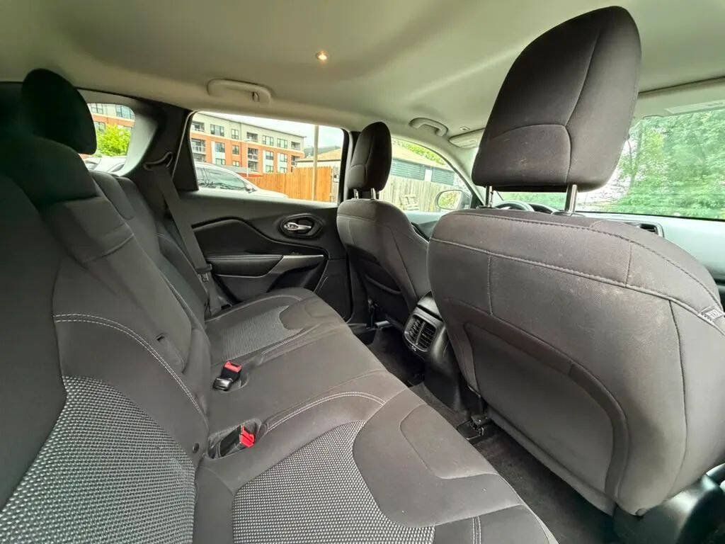 Used 2019 Jeep Cherokee Latitude w/ Popular Appearance Group FWD image 10