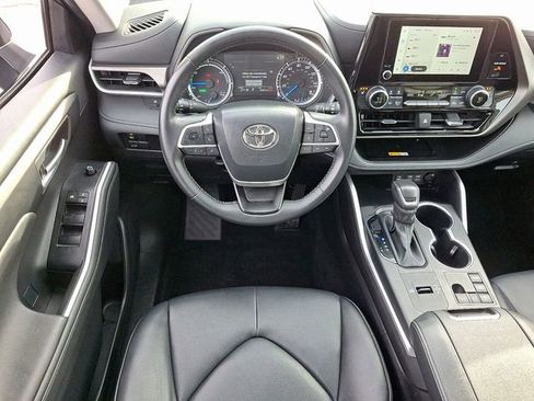 Used 2024 Toyota Highlander XLE image 12
