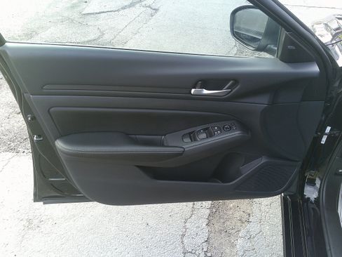 Used 2025 Nissan Altima 2.5 SV FWD image 18