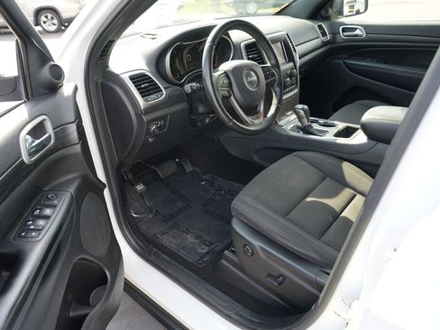 Used 2019 Jeep Grand Cherokee Laredo AWD/4WD image 13