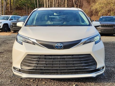 Used 2021 Toyota Sienna XLE image 2