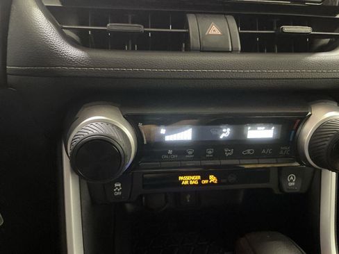 Used 2021 Toyota RAV4 LE AWD/4WD image 18