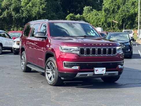 Used 2024 Jeep Wagoneer L Series II w/ Flexible Seating Group AWD/4WD image 1