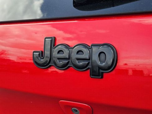 Used 2018 Jeep Cherokee Latitude w/ Altitude Package image 26