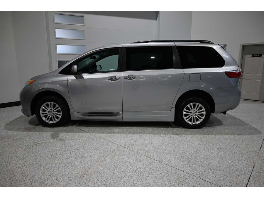 Used 2015 Toyota Sienna XLE w/ XLE Navigation Package FWD image 9