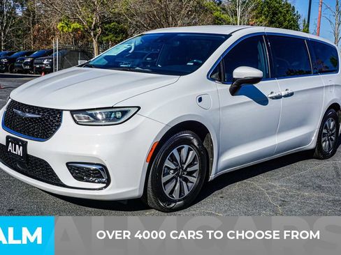 Used 2023 Chrysler Pacifica Touring-L image 3