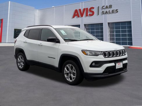 Used 2025 Jeep Compass Latitude image 9
