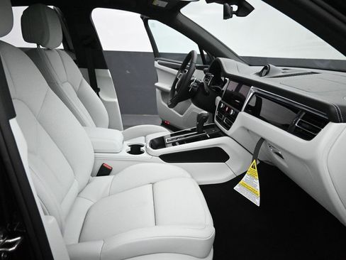 New 2025 Porsche Macan image 5
