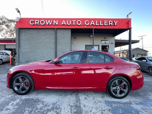 Used 2017 Alfa Romeo Giulia w/ Sport Appearance Package image 6