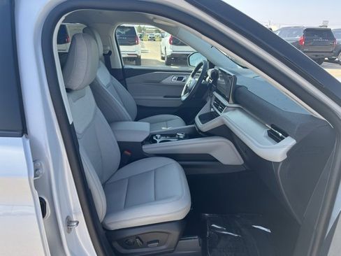 New 2025 Ford Explorer Active w/ Active Comfort Package image 11